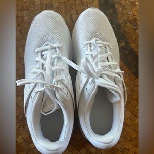 Women’s Nike Air max bella triple white size 9